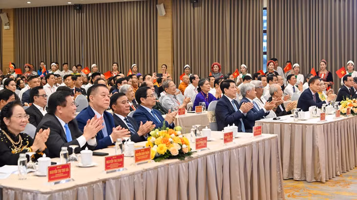 Các đồng chí lãnh đạo Đảng, Nhà nước và các đại biểu dự hội nghị (Ảnh: Thủy Nguyên)