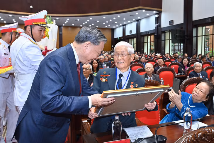 Tổng Bí thư Tô Lâm trao tặng Huy hiệu Đảng cho các đồng chí lão thành cách mạng, nguyên lãnh đạo cao cấp của Đảng, Nhà nước. (Ảnh: ĐĂNG KHOA)