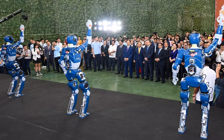Các Lãnh đạo Đảng, Nhà nước và Chính phủ xem màn đồng diễn robot của VinMotion (thành viên Tập đoàn Vingroup) tại lễ khánh thành Trung tâm Hội chợ Triển lãm Quốc gia.