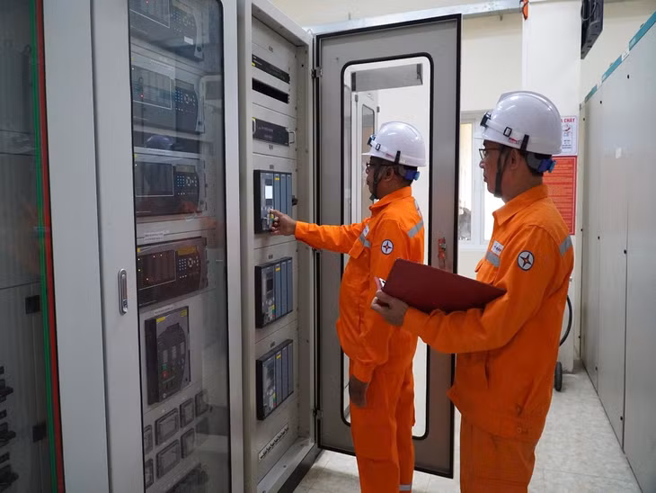 Tổ thao tác lưu động kiểm tra thông số kỹ thuật tại TBA 110 kV Cái Lân.