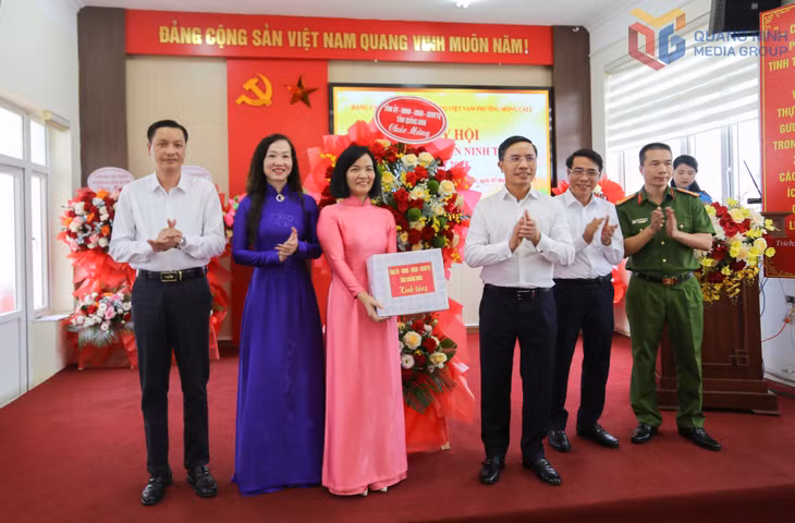 Đồng chí Phạm Đức Ấn, Phó Bí thư Tỉnh uỷ, Chủ tịch UBND tỉnh tặng hoa, quà chúc mừng Ngày hội toàn dân bảo vệ ANTQ phường Móng Cái 2.
