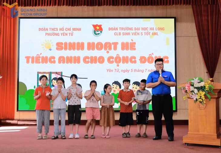 Nguyễn Duy An cùng CLB Sinh viên 5 tốt Trường Đại học Hạ Long tổ chức sinh hoạt hè dạy học Tiếng Anh miễn phí cho thiếu nhi tại phường Yên Tử. 