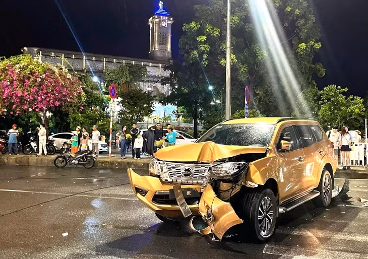 Lực lượng chức năng đã phong tỏa tuyến đường Nguyễn Trãi (phường Nha Trang, tỉnh Khánh Hòa) - Ảnh: NGUYỄN HOÀNG