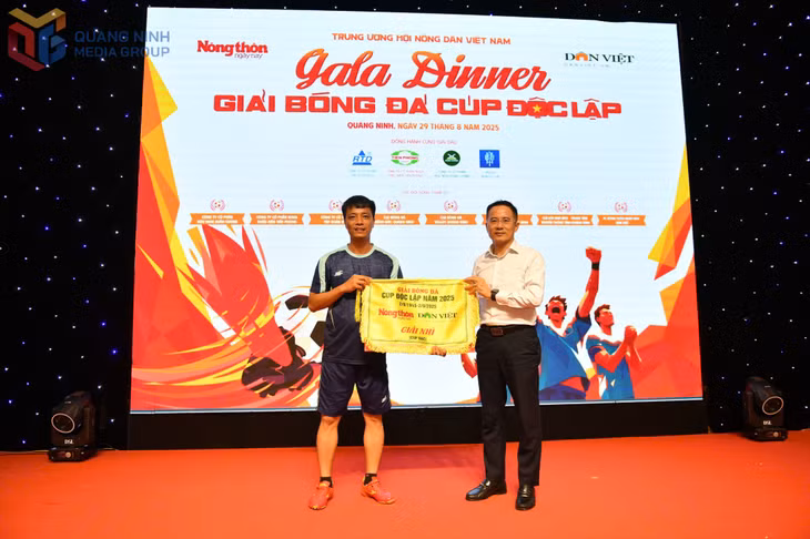 Ban tổ chức trao giải nhì (Cúp Bạc) cho đội bóng FC Hội Nhà báo - Báo và Phát thanh, Truyền hình Quảng Ninh.