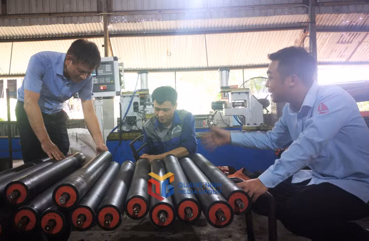 Anh Quyền (trái) cùng các đồng nghiệp đang thảo luận về dây chuyền UHMWPE.