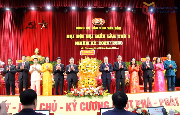 Đồng chí Đặng Xuân Phương, Phó Bí thư chuyên trách Đảng ủy Quốc hội, ĐBQH tỉnh, tặng hoa chúc mừng Đại hội.