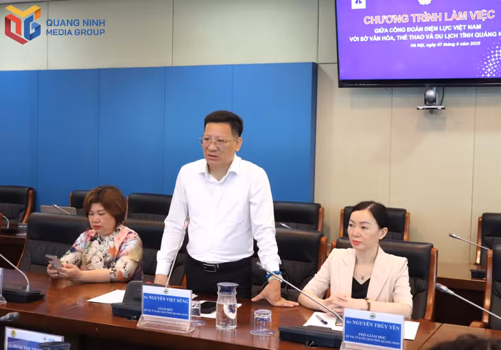Lãnh đạo Sở Văn hóa, Thể thao và Du lịch giới thiệu các tiềm năng, thế mạnh của du lịch Quảng Ninh với đại diện công đoàn Điện lực Việt Nam.