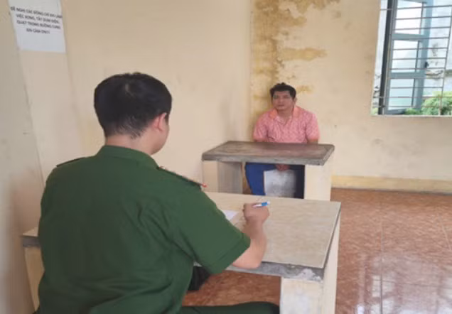 Sau một thời gian trốn truy nã, đối tượng Phạm Ngọc Nông đã đến trụ sở công an đầu thú. Ảnh: Công an cung cấp