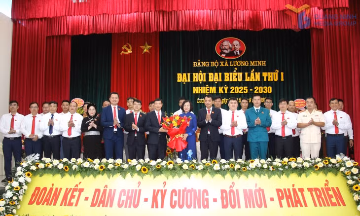 Đồng chí Bùi Thúy Phượng, Ủy viên Ban Thường vụ Tỉnh ủy, Trưởng Ban Tổ chức Tỉnh ủy, tặng hoa chúc mừng Ban Chấp hành Đảng bộ xã Lương Minh, nhiệm kỳ 2025-2030.