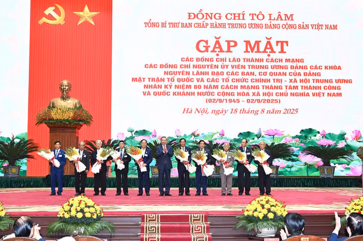 Tổng Bí thư Tô Lâm trao tặng Huy hiệu Đảng cho các đồng chí nguyên lãnh đạo các ban, bộ, ngành. (Ảnh: ĐĂNG KHOA)