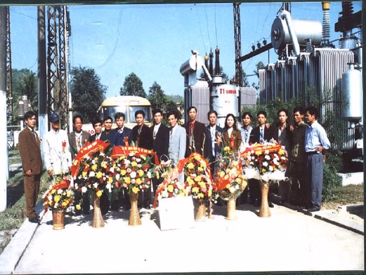 Tháng 10/2000, CBCNV trạm 110 kV Mông Dương vui mừng đón nhận phần thưởng cao quí Huân chương Lao động hạng Ba.