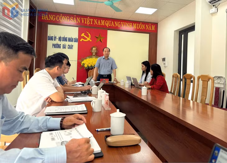 Đồng chí Nguyễn Hoàng Quý, Bí thư Đảng uỷ, Chủ tịch HĐND phường, chủ trì buổi làm việc.