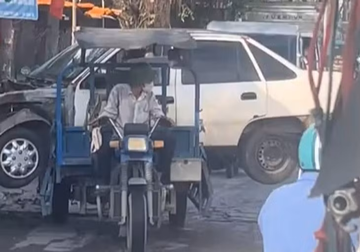 Xe ba gác chở theo ô tô phía sau gây cản trở giao thông trên đường Thạnh Xuân 52, phường Thới An, TP.HCM vào ngày 21-8 - Ảnh cắt từ clip do người dân cung cấp