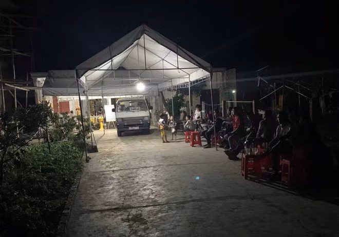 Gia đình tổ chức đám tang cho ông L sau khi ông lợp nhà cho con trai không may bị ngã tử vong. Ảnh: Trần Tuấn.