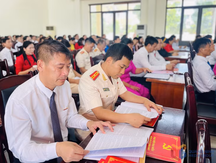 Các đại biểu nghiên cứu tài liệu tại đại hội.