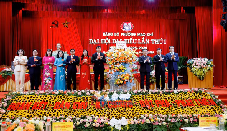 Đồng chí Nguyễn Đức Thành - Ủy viên BTV, Chủ nhiệm UBKT Tỉnh ủy và các đồng chí đại biểu tặng hoa chúc mừng Đại hội.