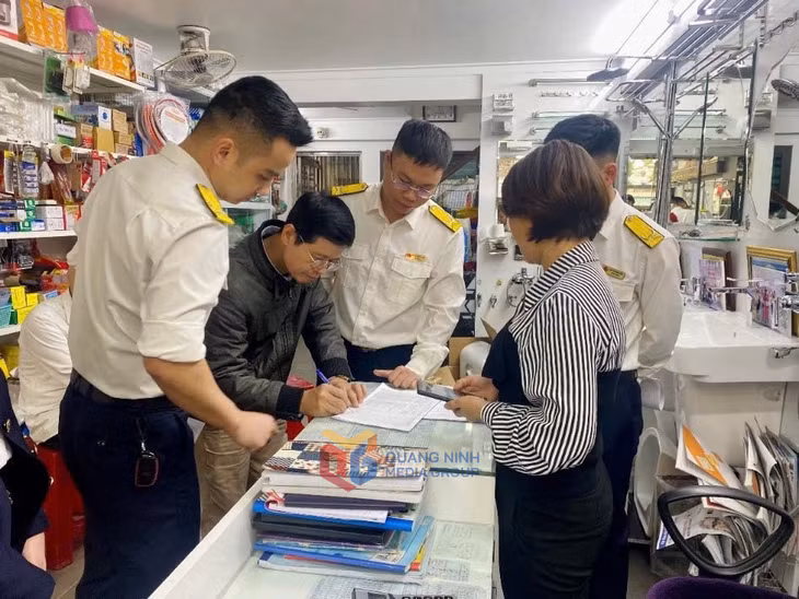 Cán bộ Thuế hướng dẫn hộ kinh doanh cài đặt và sử dụng ứng dụng eTax Mobile.