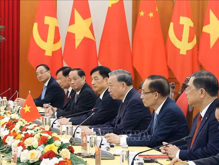 Tổng Bí thư cho rằng Việt Nam và Trung Quốc cần đoàn kết chặt chẽ, đồng hành vững bước đi lên chủ nghĩa xã hội; khẳng định Việt Nam luôn coi việc phát triển quan hệ với Trung Quốc là yêu cầu khách quan, lựa chọn chiến lược, ưu tiên hàng đầu trong tổng thể đường lối, chính sách đối ngoại độc lập, tự chủ, đa dạng hóa, đa phương hóa và chính sách quốc phòng "4 không" - Ảnh: TTXVN