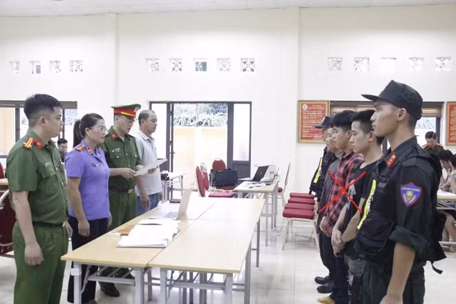 Cơ quan CSĐT Công an tỉnh Sơn La thi hành quyết định tố tụng đối với các đối tượng. Ảnh: Công an Sơn La