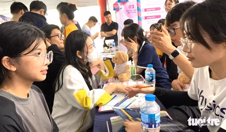 Bộ Giáo dục và Đào tạo vừa yêu cầu tất cả các trường đại học phải công bố thông tin quy đổi điểm xét tuyển. Trong ảnh: Thí sinh tìm hiểu thông tin tuyển sinh đại học tại Ngày hội lựa chọn nguyện vọng xét tuyển năm 2025 - Ảnh: TRẦN HUỲNH