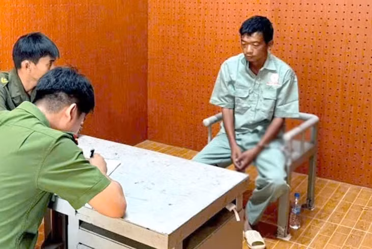 Công an lấy lời khai nghi phạm Quí - Ảnh: C.A
