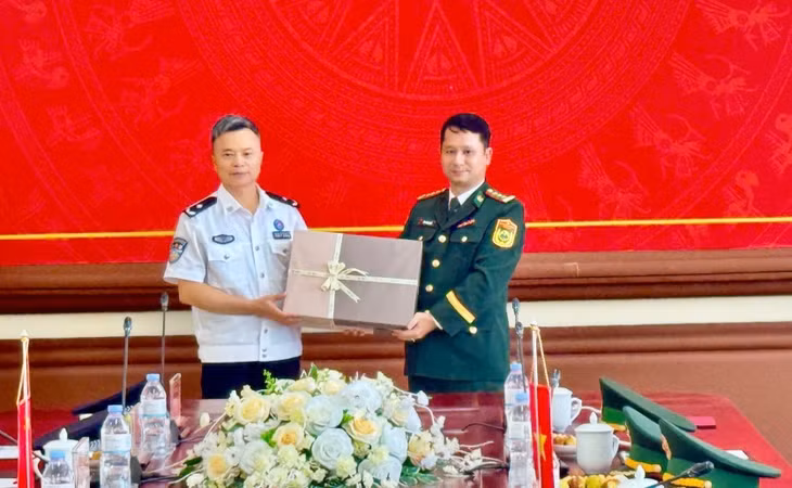 Hai đoàn tặng quà lưu niệm tại buổi hội đàm.