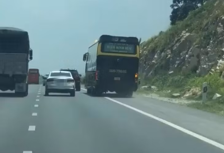 Xe khách giường nằm chạy vào làn khẩn cấp, có hành vi chuyển làn tiềm ẩn nguy cơ mất an toàn trên cao tốc Phan Thiết - Dầu Giây. Ảnh: Người dân cung cấp