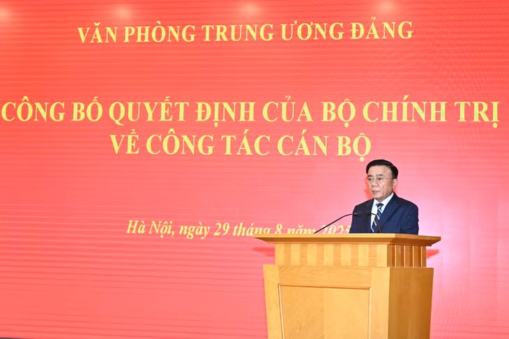 Thường trực Ban Bí thư Trần Cẩm Tú phát biểu giao nhiệm vụ cho đồng chí Phạm Gia Túc. (Ảnh ĐĂNG KHOA)