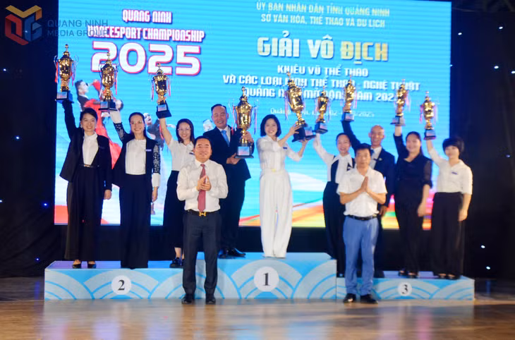 Tại lễ khai mạc, BTC đã trao cúp toàn đoàn cho các CLB, địa phương có sự đóng góp lớn, tham gia đông đảo, góp phần vào thành công của giải đấu.
