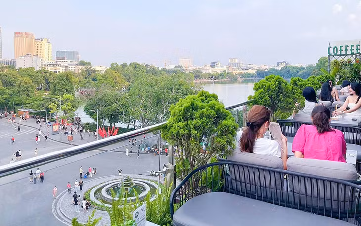 Nhiều quán cà phê có tầm nhìn thoáng đãng quanh khu vực hồ Hoàn Kiếm được khách liên hệ đặt chỗ xem pháo hoa tối 2/9. Ảnh: Coffee Club