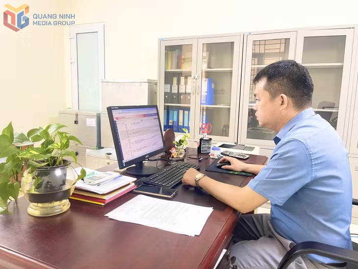 Cán bộ xã Quảng Hà báo cáo trên Hệ thống về triển khai Nghị quyết số 57-NQ/TW trên địa bàn xã.