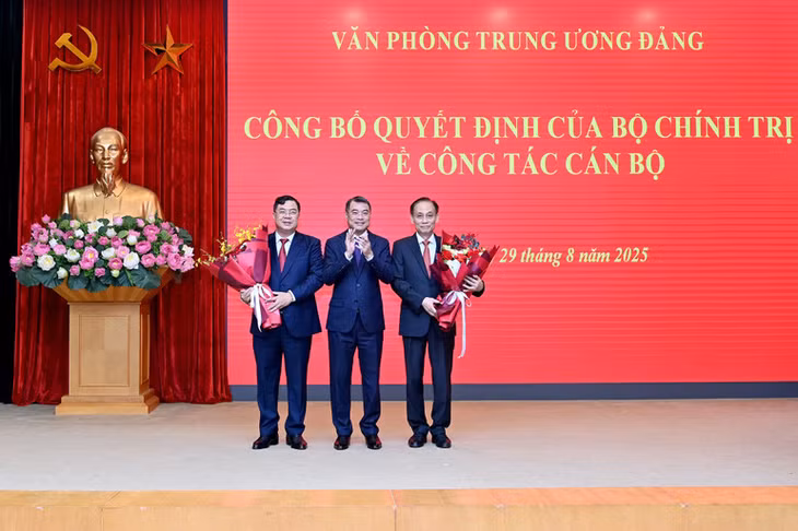 Đồng chí Lê Minh Hưng, Ủy viên Bộ Chính trị, Bí thư Trung ương Đảng, Trưởng Ban Tổ chức Trung ương chúc mừng đồng chí Lê Hoài Trung và đồng chí Phạm Gia Túc. (Ảnh ĐĂNG KHOA)