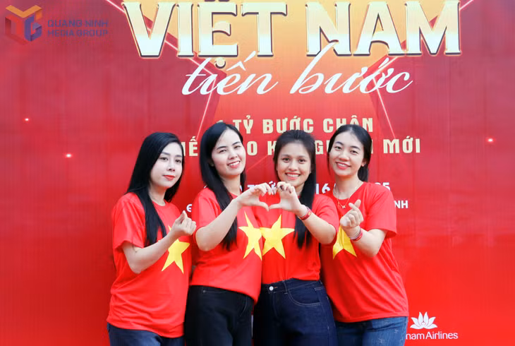 Tất cả đã tạo nên không khí sôi động, hào hứng ở khắp các phường, xã trên toàn tỉnh. (trong ảnh: Giới trẻ hưởng ứng sự kiện, thể hiện tình yêu, sự tự hào với màu áo đỏ)