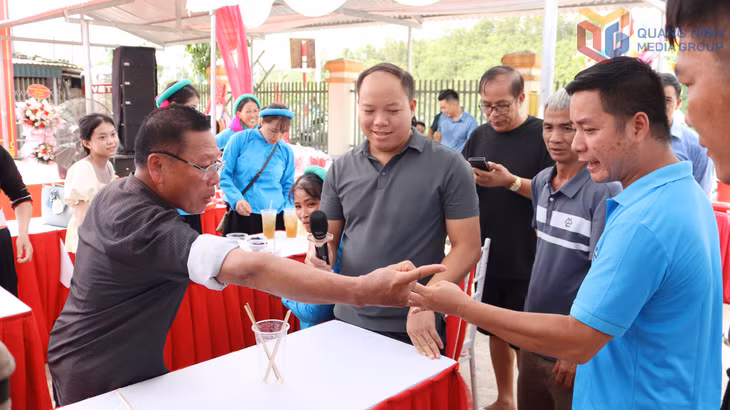 Trò chơi sái mả thu hút đông đảo nhân dân và du khách tham gia.