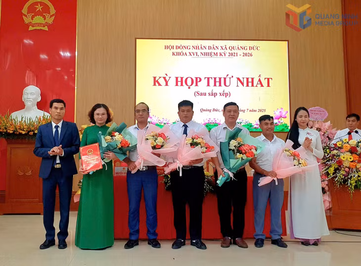Lãnh đạo xã Quảng Đức trao quyết định thành lập Ban Kinh tế - Ngân sách xã Quảng Đức