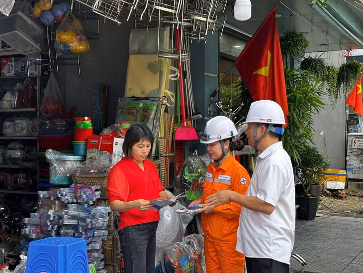 CBCNV Đội QLĐLKV Hạ Long tuyên truyền, hướng dẫn sử dụng điện an toàn, tiết kiệm, hiệu quả