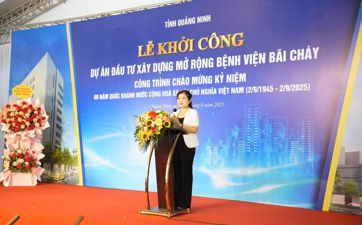 Đồng chí Nguyễn Thị Thu Hà, Phó Trưởng Đoàn đại biểu Quốc hội tỉnh Quảng Ninh phát biểu tại Lễ khởi công dự án.