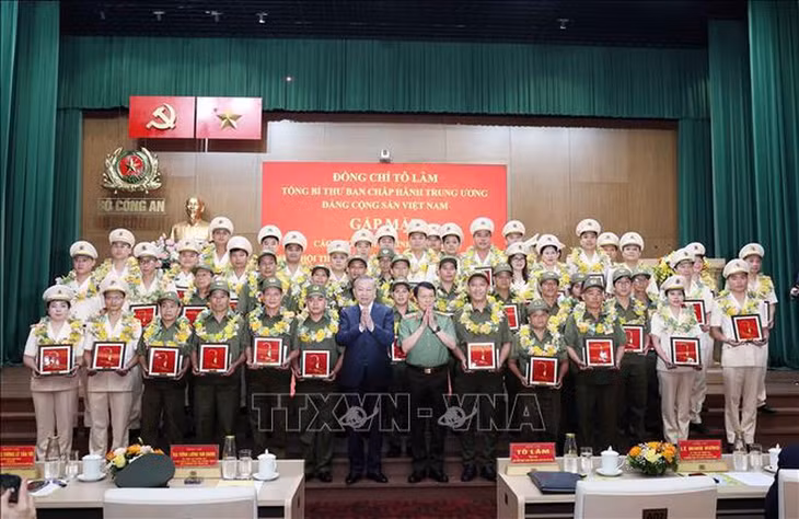 Tổng Bí thư Tô Lâm với các điển hình tiên tiến trong CAND và lực lượng bảo vệ an ninh trật tự - Ảnh: TTXVN