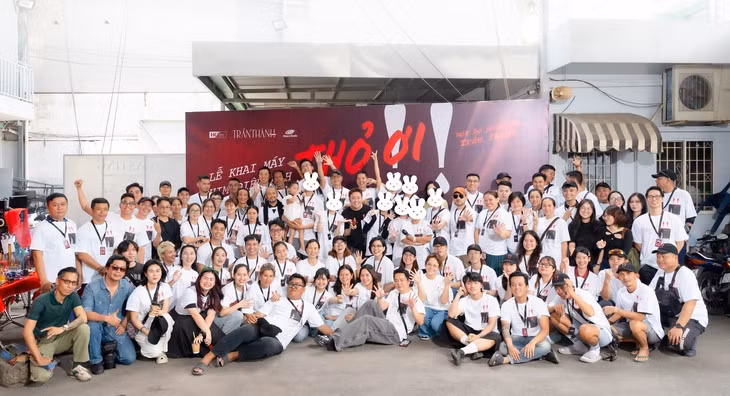 Trấn Thành đăng ảnh ê kíp phim "Thỏ ơi!!" nhưng giấu mặt các diễn viên - Ảnh: ĐPCC