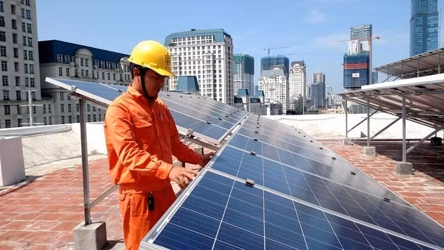 Hộ gia đình lắp đặt điện mặt trời mái nhà có thể được hỗ trợ về tài chính và kỹ thuật. Ảnh: Thùy Linh