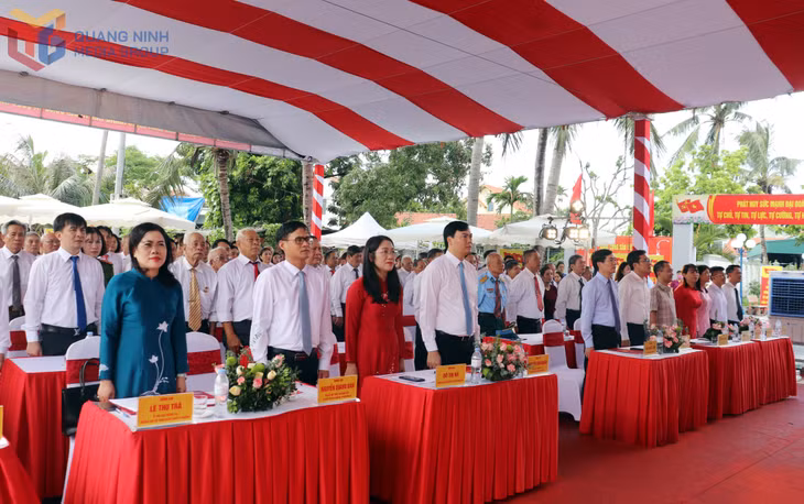 Các đại biểu thực hiện nghi thức chào cờ.
