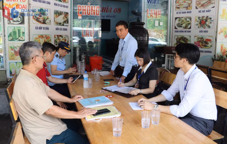 Đoàn liên ngành phường Bãi Cháy tổ chức ra quân kiểm tra môi trường kinh doanh du lịch trên địa bàn phường và tuyên truyền các quy định của pháp luật cho cơ sở kinh doanh. Ảnh: Hoàng Quỳnh