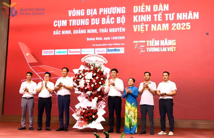Đồng chí Nguyễn Văn Công, Phó Chủ tịch UBND tỉnh tặng hoa chúc mừng.