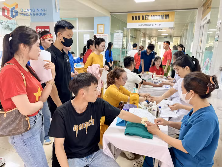 Các tình nguyện viên được thử máu trước khi lấy máu.