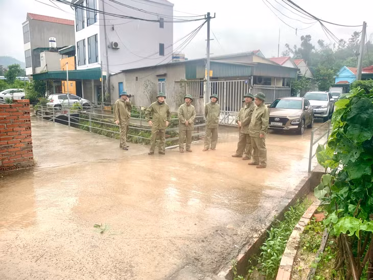Lãnh đạo phường Việt Hưng đi kiểm tra một số khu vực dân cư có nguy cơ ngập lụt trên địa bàn