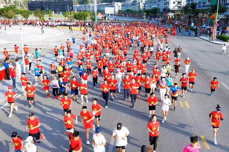 Sắc đỏ "nhuộm" cung đường bao biển Trần Quốc Nghiễn.
