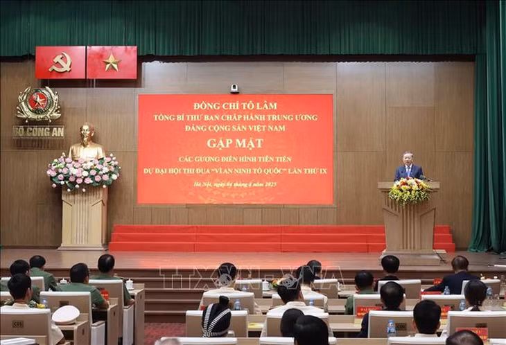Tổng Bí thư biểu dương các tập thể, cá nhân được tôn vinh hôm nay, cũng như những cán bộ, chiến sĩ công an đang hàng ngày, hàng giờ đã có những đóng góp rất tích cực trong nhiệm vụ bảo vệ an ninh, trật tự, bảo vệ cuộc sống bình yên, hạnh phúc của nhân dân - Ảnh: TTXVN
