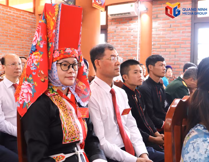 Các đại biểu chăm chú theo dõi đại hội.