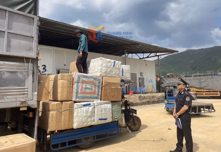 Hải quan Cửa khẩu Hoành Mô kiểm tra hàng hoá XNK.