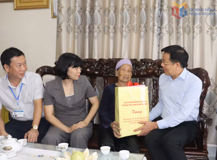 Đồng chí Nguyễn Văn Hồi, Ủy viên Ban Thường vụ Tỉnh ủy, Chủ tịch Ủy ban MTTQ tỉnh thắp hương tưởng nhớ 2 liệt sĩ là con của Mẹ Việt Nam Anh hùng Phạm Thị Chuyên.